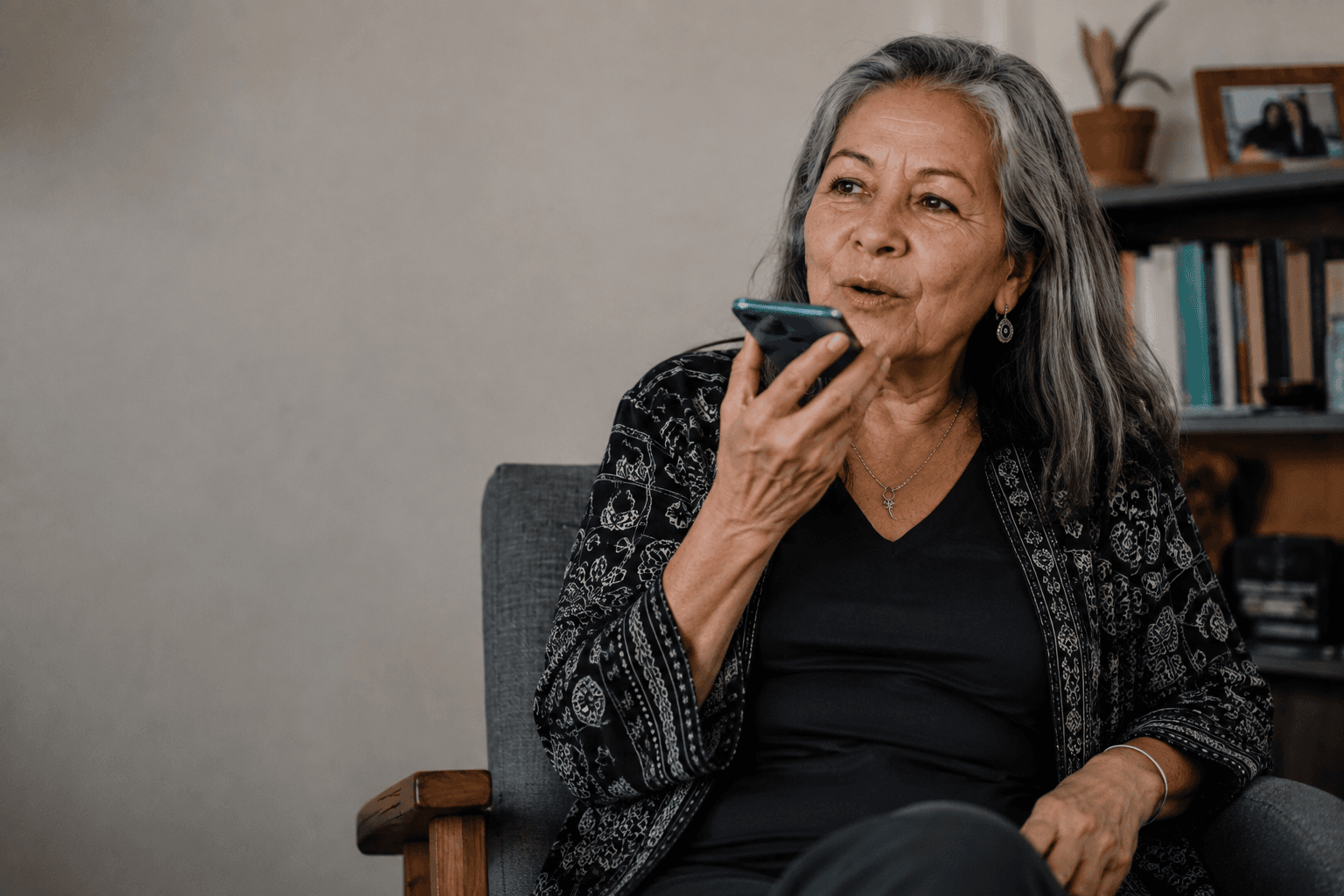 Una mujer contando su historia con una nota de voz