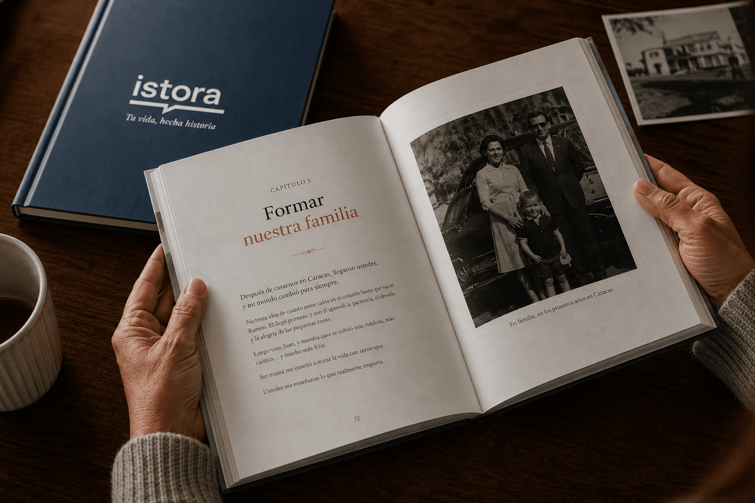 Libro ISTORA abierto sobre una mesa, con un capítulo y una fotografía familiar